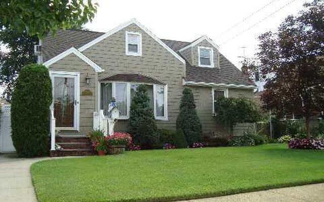 845 Southern Dr, Franklin Square, NY 11010