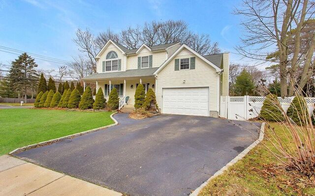 853 Wall St, Bohemia, NY 11716