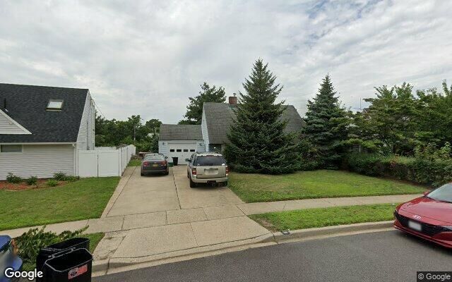 86 Abbey Ln, Levittown, NY 11756