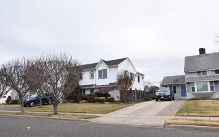 86 Weaving Ln, Wantagh, NY 11793