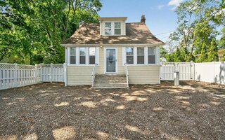 87 8th Ave, Huntington Station, NY 11746