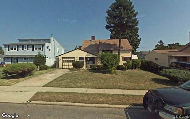 87 Hardy Ln, Westbury, NY 11590