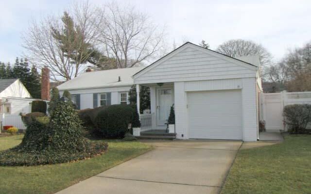 871 Chestnut St, Franklin Square, NY 11010