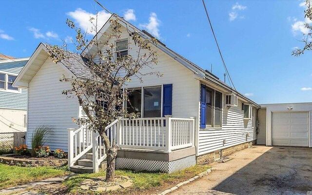 874 Arctic St, Lindenhurst, NY 11757 (Porch)
