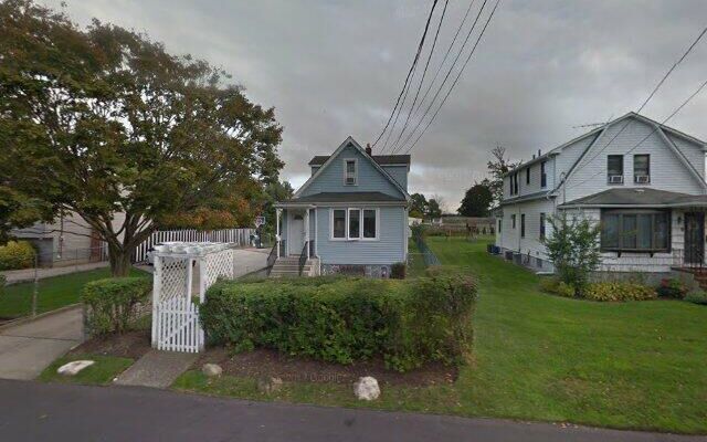 88 Farmers Ave, Lindenhurst, NY 11757