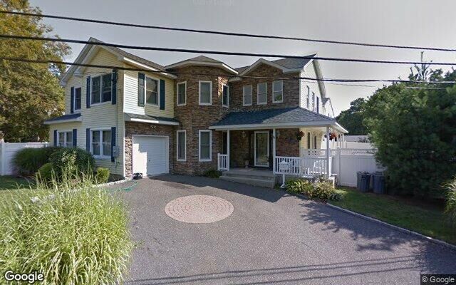 88 Lake Dr, Copiague, NY 11726