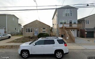 881 S 7th St, Lindenhurst, NY 11757