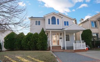 889 Saint James Pl, Franklin Square, NY 11010
