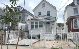 89-05 204th St, Hollis, NY 11423