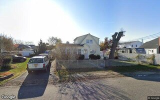 89 Grove St, Lindenhurst, NY 11757