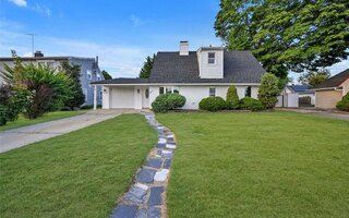 89 Sunrise Ln, Levittown, NY 11756