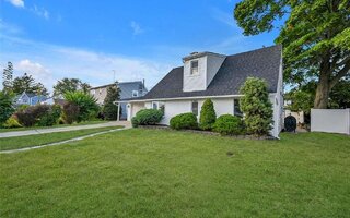 89 Sunrise Ln, Levittown, NY 11756
