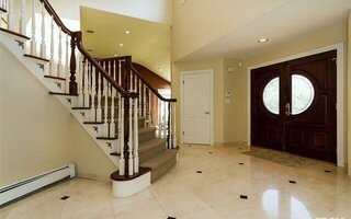 9 Clearmeadow Ln, Woodbury, NY 11797