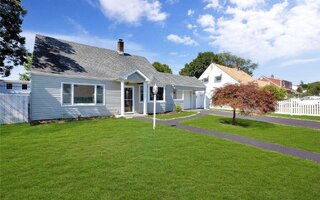 9 Hollow Ln, Levittown, NY 11756