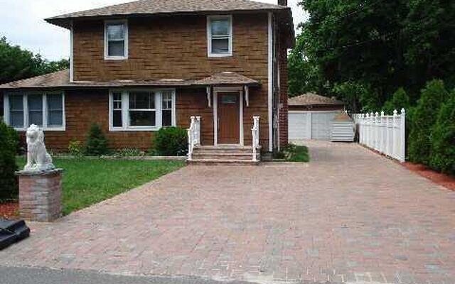 9 Lakeview Ct, Eastport, NY 11941