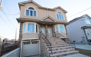 9 Lemondrop Ct, Staten Island, NY 10309