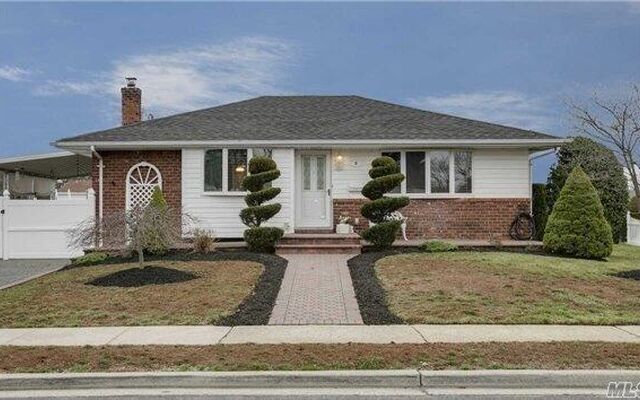 9 Pope St, Levittown, NY 11756