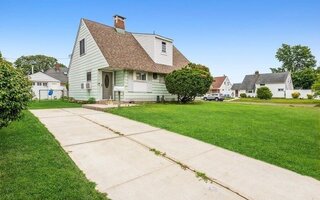 9 Redwing Ln, Levittown, NY 11756
