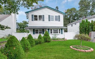 9 Robinson Dr, Shirley, NY 11967