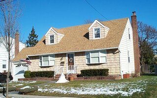 9 Suggs Ln, Hicksville, NY 11801
