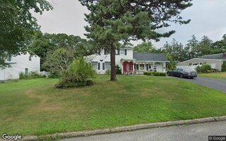 9 Swisstone St, Medford, NY 11763
