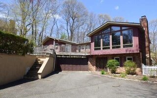9 Vista Ln, Melville, NY 11747
