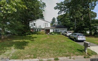 9 Willowood Ln, Coram, NY 11727