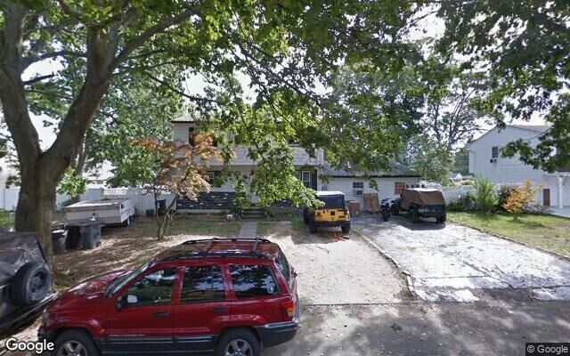 90 30th St, Copiague, NY 11726