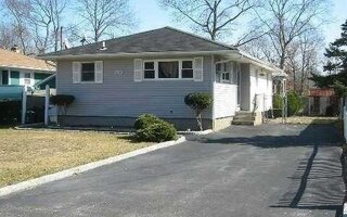 90 Pinewood Dr, Shirley, NY 11967