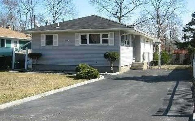 90 Pinewood Dr, Shirley, NY 11967 (House View)