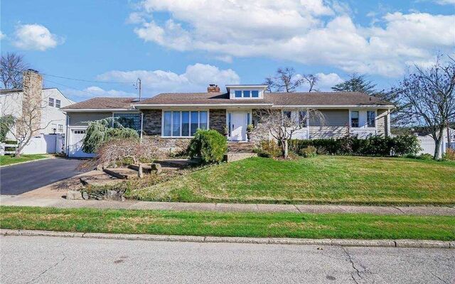 91 Laurel Dr, Massapequa Park, NY 11762