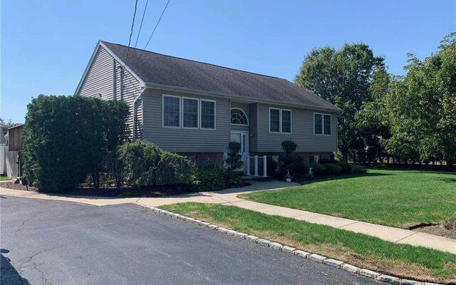 916 Harding St, Bohemia, NY 11716