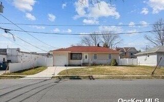 916 N Clinton Ave, Lindenhurst, NY 11757