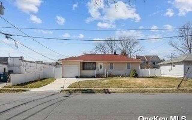 916 N Clinton Ave, Lindenhurst, NY 11757 (House View)