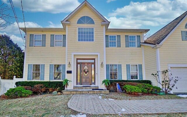 92 Davis St, Locust Valley, NY 11560