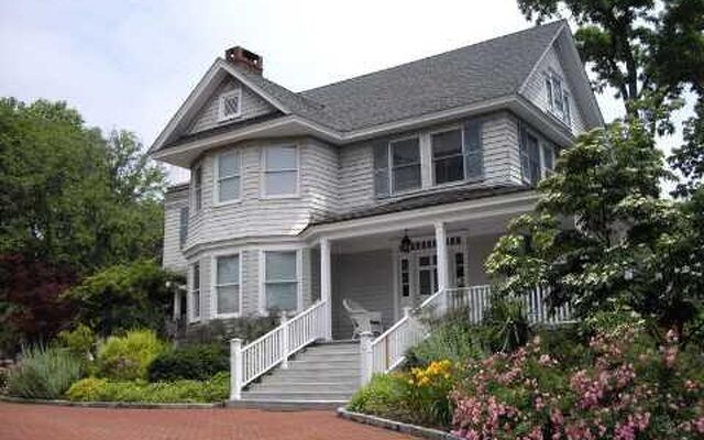 92 Piquets Ln, Woodbury, NY 11797