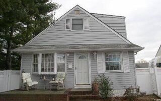 92 Tremont Rd, Lindenhurst, NY 11757