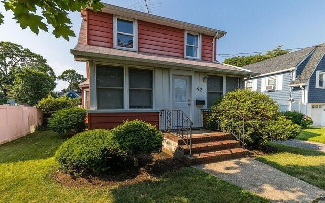92 Whaley St, Freeport, NY 11520