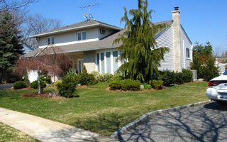 93 Redwood Ln, Massapequa, NY 11758