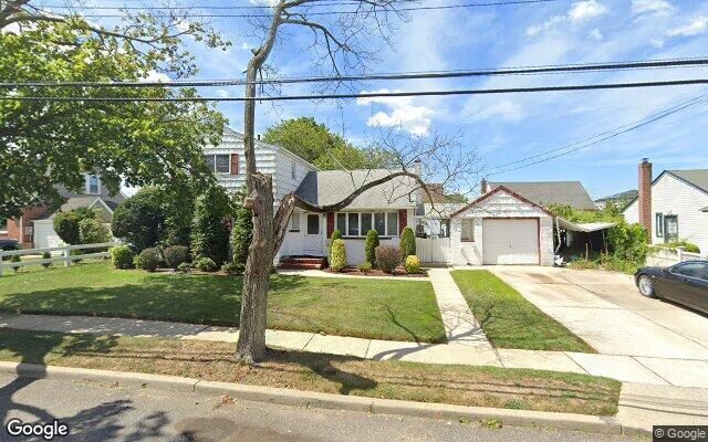 932 Bee St, Valley Stream, NY 11580