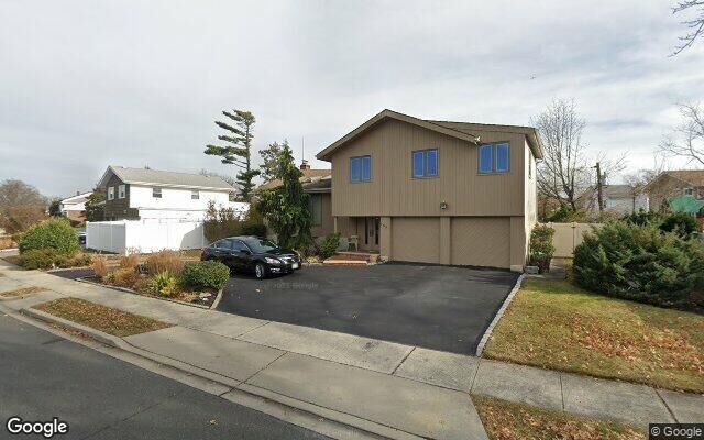 934 Park Ln, Valley Stream, NY 11581