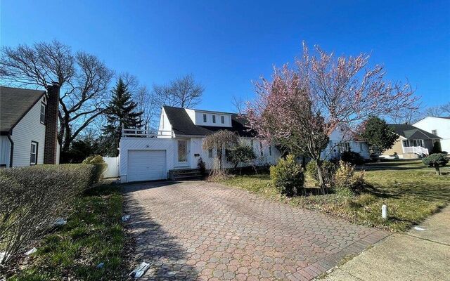 934 Southern Dr, Franklin Square, NY 11010