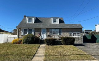 937 N Central Ave, Massapequa, NY 11758
