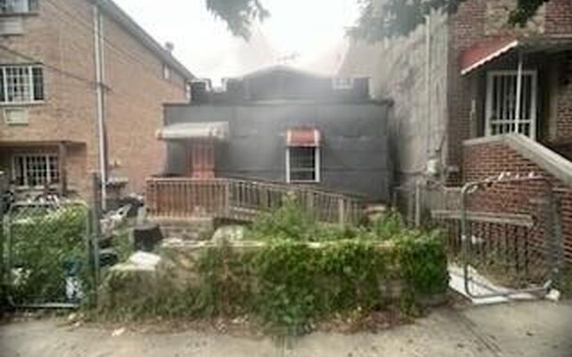 940 E 212th St, Bronx, NY 10469 (Porch)