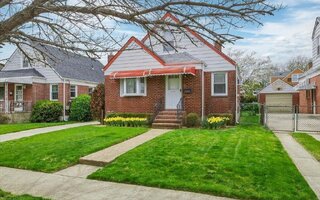 95-18 238th St, Floral Park, NY 11001