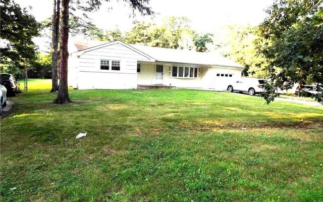 95 W Willow St, Islip, NY 11751