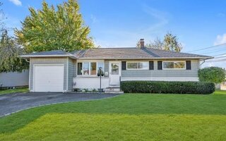 958 N Delaware Ave, Lindenhurst, NY 11757