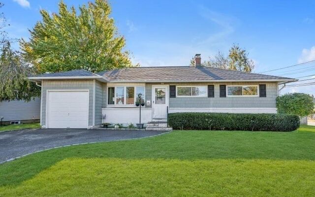 958 N Delaware Ave, Lindenhurst, NY 11757 (Yard)
