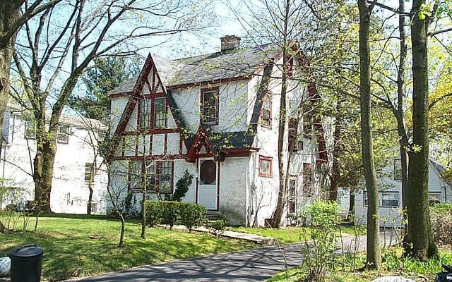 97 Grandview Ave, Great Neck, NY 11020