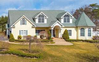 979 John Ave, Bayport, NY 11705